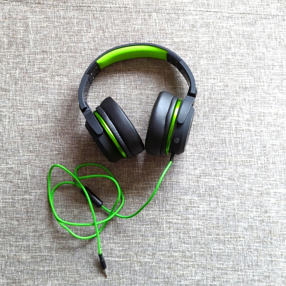 Neon green gaming headphones with mic and jack wire.  Adjustable and recratrable